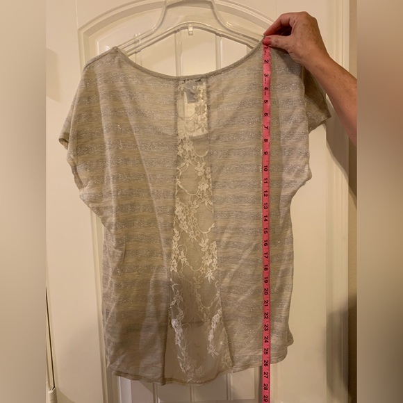 Bar III Women’s Gold Sheer Striped Cap Sleeve Hi-Low Top w/Lace l Large l NWT - Picture 4 of 6